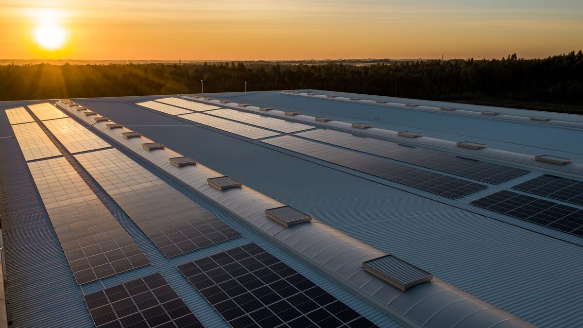 Australia pours $1 billion into solar power manufacturing